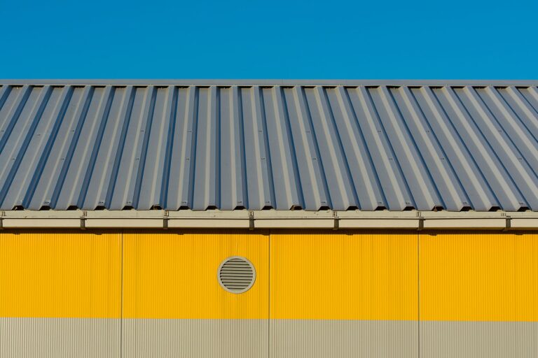 Blikarbejde pris – hvordan materialevalg i kobber, zink og aluminium påvirker din økonomi og tagets levetid